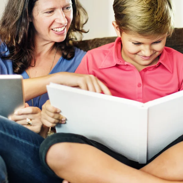 Moeder en zoon tijd samen doorbrengen — Stockfoto