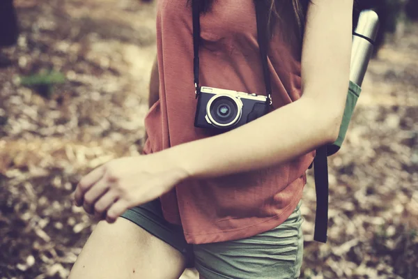 Meisje reizen met camera — Stockfoto