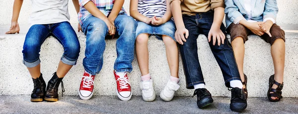 Hipster-Kids sitzen zusammen — Stockfoto