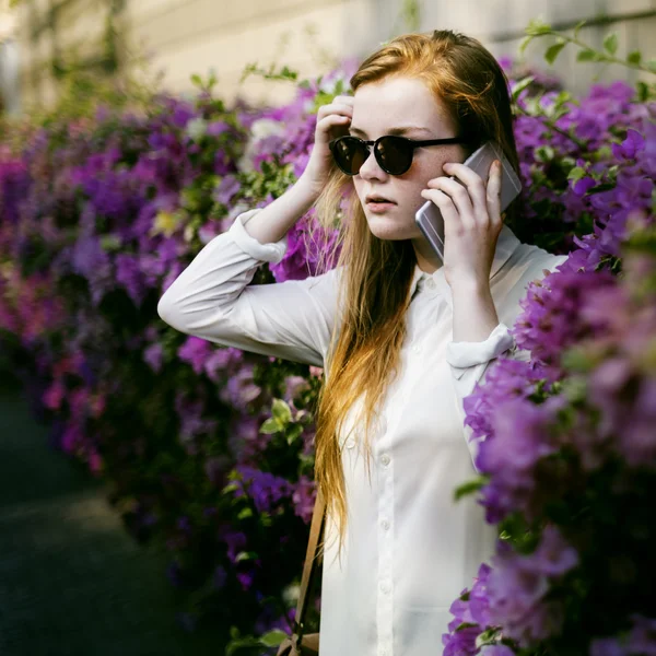 Frau benutzt Smartphone — Stockfoto