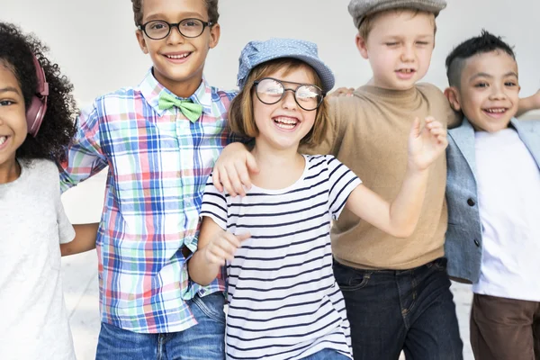 Gelukkige jonge geitjes poseren samen — Stockfoto