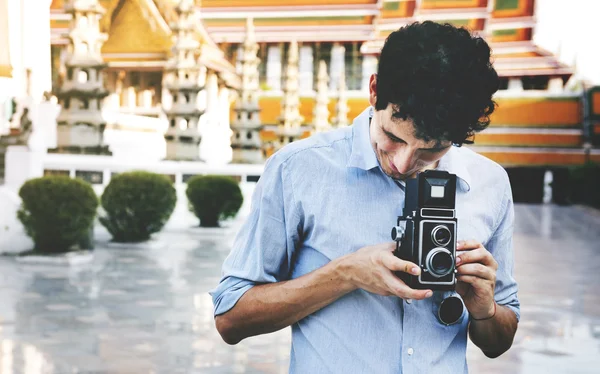 Mann macht Foto mit Kamera — Stockfoto