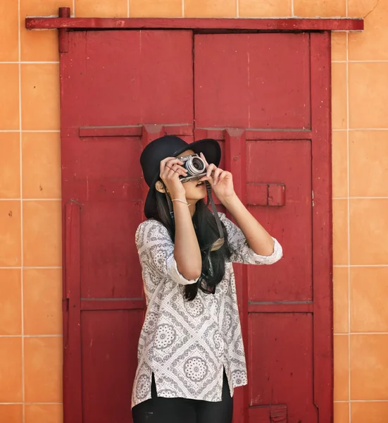 Viajes mujer con cámara —  Fotos de Stock