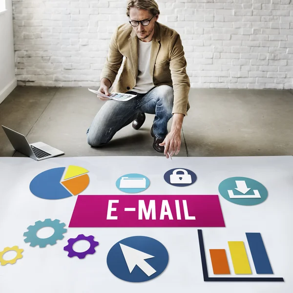 Zakenman met e-mail werkt — Stockfoto