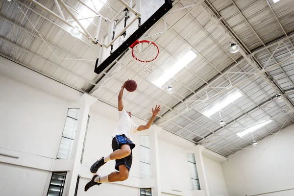 Esportista jogando basquete — Fotografia de Stock