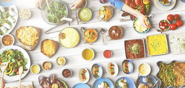 Amigos comendo para grande mesa — Fotografia de Stock