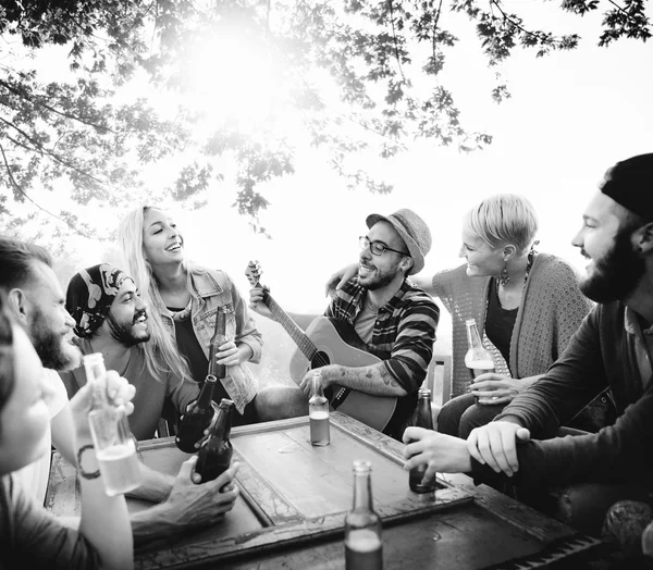 Amigos felizes comemorando juntos — Fotografia de Stock