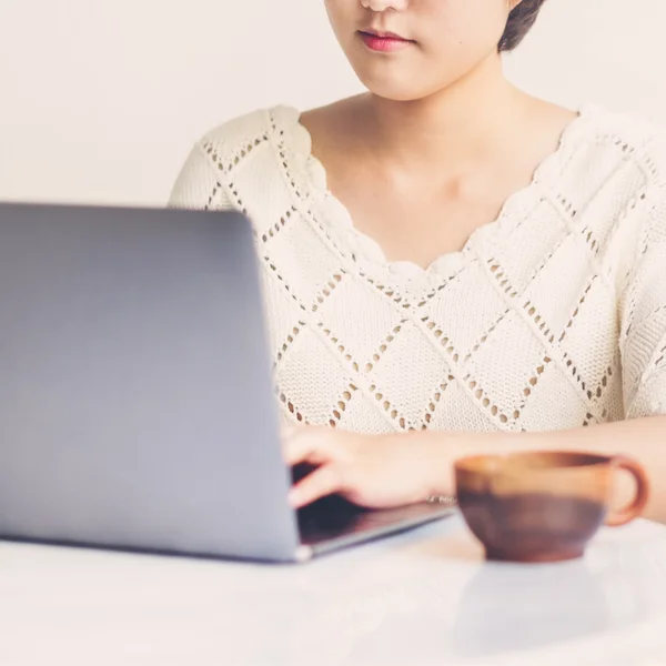 Vrouw te typen op notebook — Stockfoto