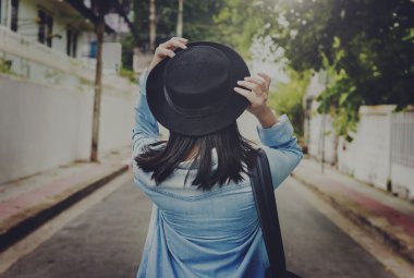 Siyah şapkalı kadın