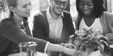 İnsanlar toplantı kavramı üzerinde gülümseyen