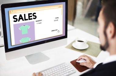 Bilgisayarda çalışan iş adamı