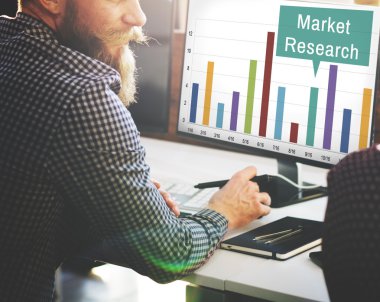 Pazar araştırması ile bilgisayarda çalışan iş adamı