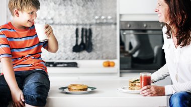 Anne ve oğlu birlikte vakit