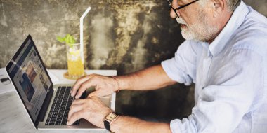 kafede yakışıklı işadamı