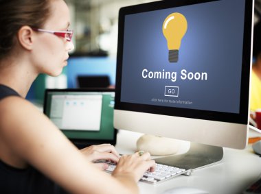 Yakında ile bilgisayar üzerinde çalışan iş kadını