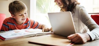 Anne ve oğlu birlikte vakit