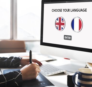 çalışan kişi bilgisayar ile