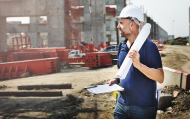 İnşaat işçisi yapı planı bakıyor