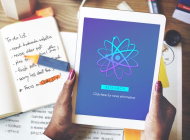 bilgisayar ile çalışan kadın