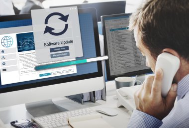 işadamı üstünde bilgisayar yazılım güncelleştirmesi ile çalışma
