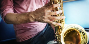 jazzman oynarken saksafon