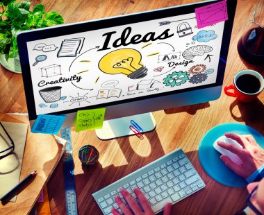 İşadamı fikirlerle bilgisayarda çalışma 