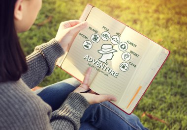 günlüğü elinde olan kadın