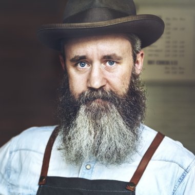 Adam kameraya bakıyor.