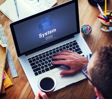 Dizüstü bilgisayar ve sistem kavramı kullanan adam