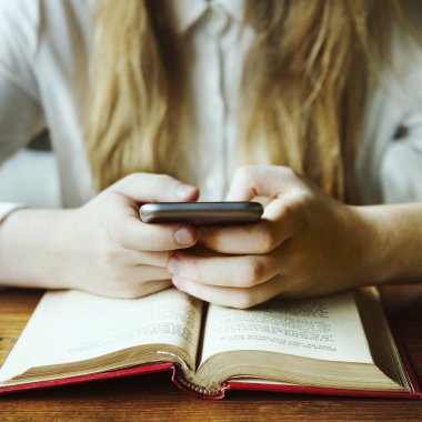 Akıllı telefon kullanan kadın