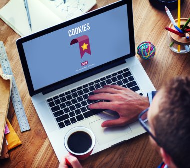 Bilgisayar kullanan adam