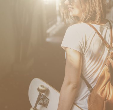 Scateboard olan kadın 