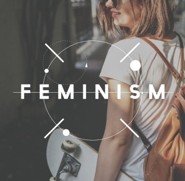 Scateboard olan kadın 