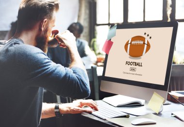 bilgisayarda çalışan adam