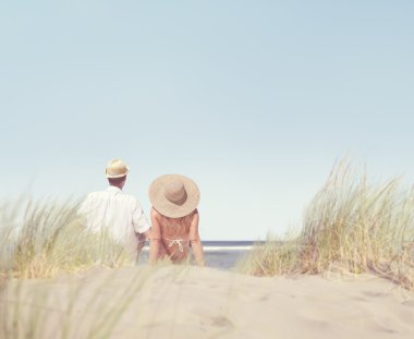 Çift oturma ve manzaraya bakarak 