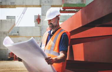 İnşaat işçisi yapı planı bakıyor