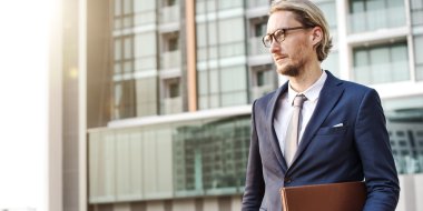 Siyah takım elbiseli bir iş adamı.