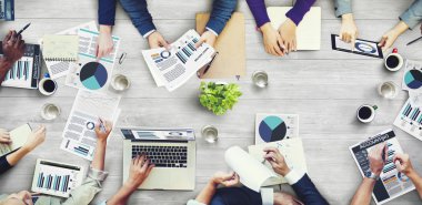 Meslektaş meşgul ofis toplantı sırasında 
