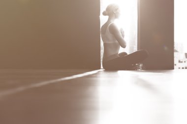 Yoga yapan bir kadın.