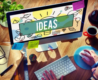 Bilgisayarda çalışan adam