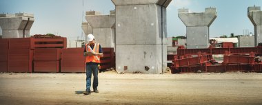 İnşaat işçisi yapı planı bakıyor