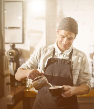 yakışıklı barista kahve dükkanı