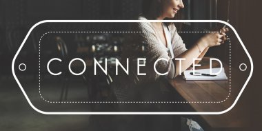 Dijital aygıt kullanan kadın 