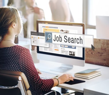 Bilgisayarda çalışan iş kadını