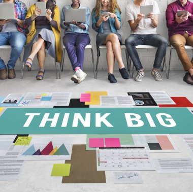 İnsanlar dijital araçları tarama 