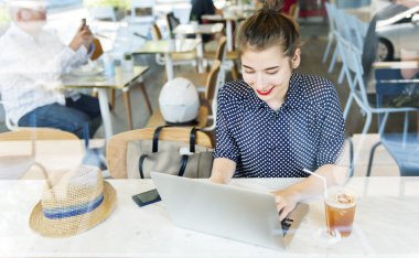 Dizüstü bilgisayar kullanan kadın