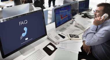 SSS olan bilgisayarlarda çalışan iş adamı