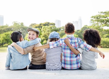 Mutlu çocuklar parkta oynarken