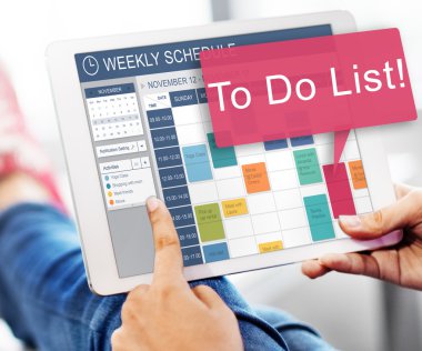 Tablet ve Yapılacaklar listesi kullanan kadın