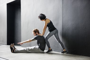 Çift birlikte egzersiz yapıyor